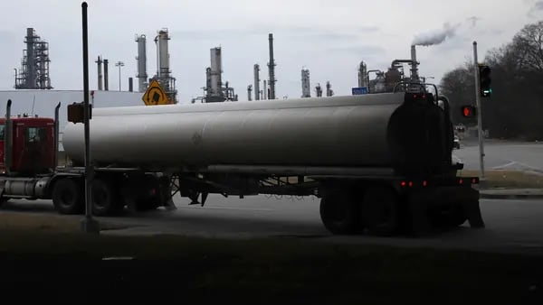 México restringe importación de combustibles ante contrabando, excepto gasolina y diéseldfd