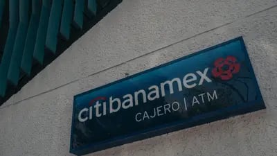 El presidente de México dijo que podría comprar Banamex mediante una asociación pública privada.