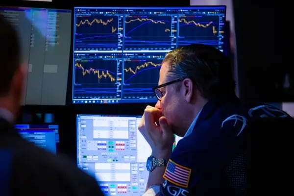 Traders na NYSE: mercado atual se parece mais com 2000 ou 2008, diz Michael Hartnett, do BofA (Foto: Michael Nagle/Bloomberg)