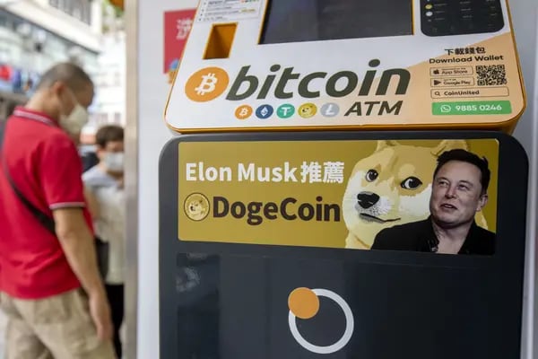 Una pegatina que anuncia Dogecoin en un cajero automático de criptomonedas en una lavandería de Hong Kong, China. Fotógrafo: Paul Yeung/Bloomberg