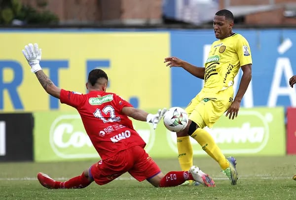 SIC investigará 16 equipos en Colombia por bloquear traspasos de futbolistas.