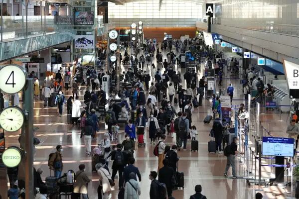 Passageiros no aeroporto de Haneda, em Tóquio: demanda segue aquecida apesar de preços mais altos (Toru Hanai/Bloomberg)