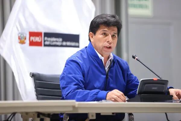 El congresista Edward Málaga realizó el trámite documentario en el Congreso de la República para que ingrese la tercera moción de vacancia presidencial contra Pedro Castillo.