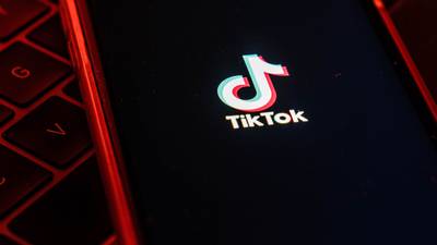 Reino Unido prohíbe TikTok en teléfonos del gobierno por motivos de seguridaddfd