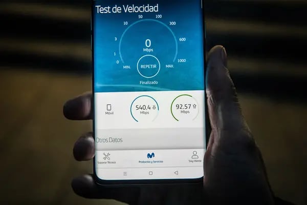 Un teléfono inteligente muestra las velocidades de descarga y carga de la red celular 5G de Movistar, operada por Telefónica S.A.