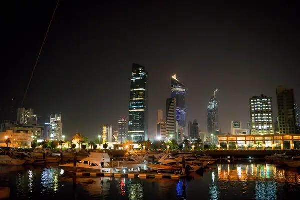 Embarcaciones a motor atracadas en el puerto deportivo de Sharq por la noche en la ciudad de Kuwait, Kuwait, el lunes 14 de agosto de 2017.