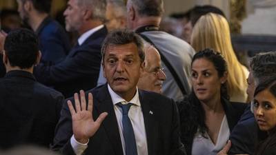 Gobierno argentino busca contener la brecha cambiaria a “velocidad crucero”dfd