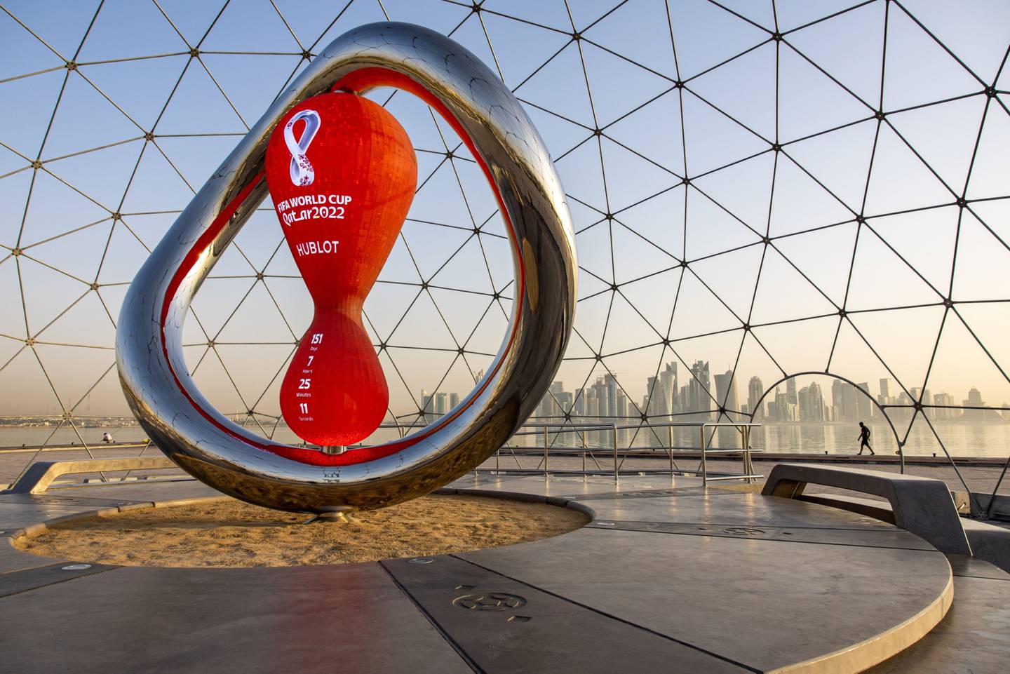Una instalación de cuenta regresiva para la Copa Mundial de la FIFA 2022 en Doha. Fotógrafo : Christopher Pike/Bloombergdfd