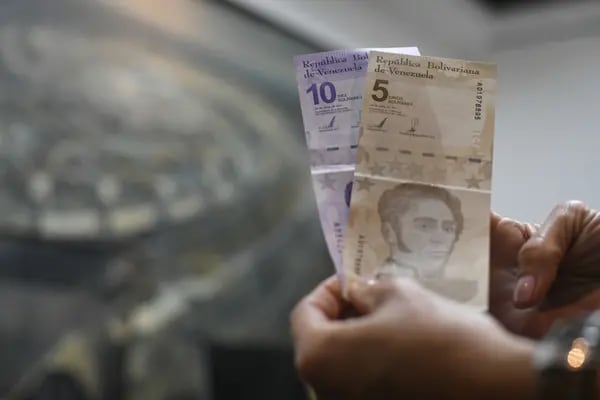Nuevos billetes de bolívares en una sucursal de Banesco Banco Universal antes de la redenominación de la moneda en Caracas, Venezuela, el viernes 1 de octubre de 2021.
