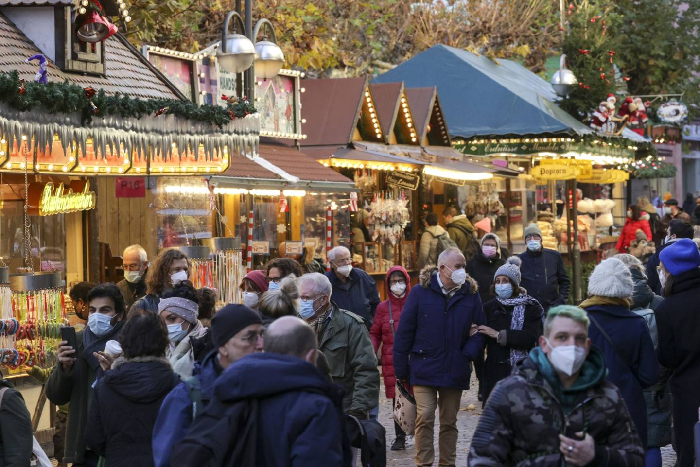 Visitantes en un mercado navideño en Fráncfort, Alemania.
