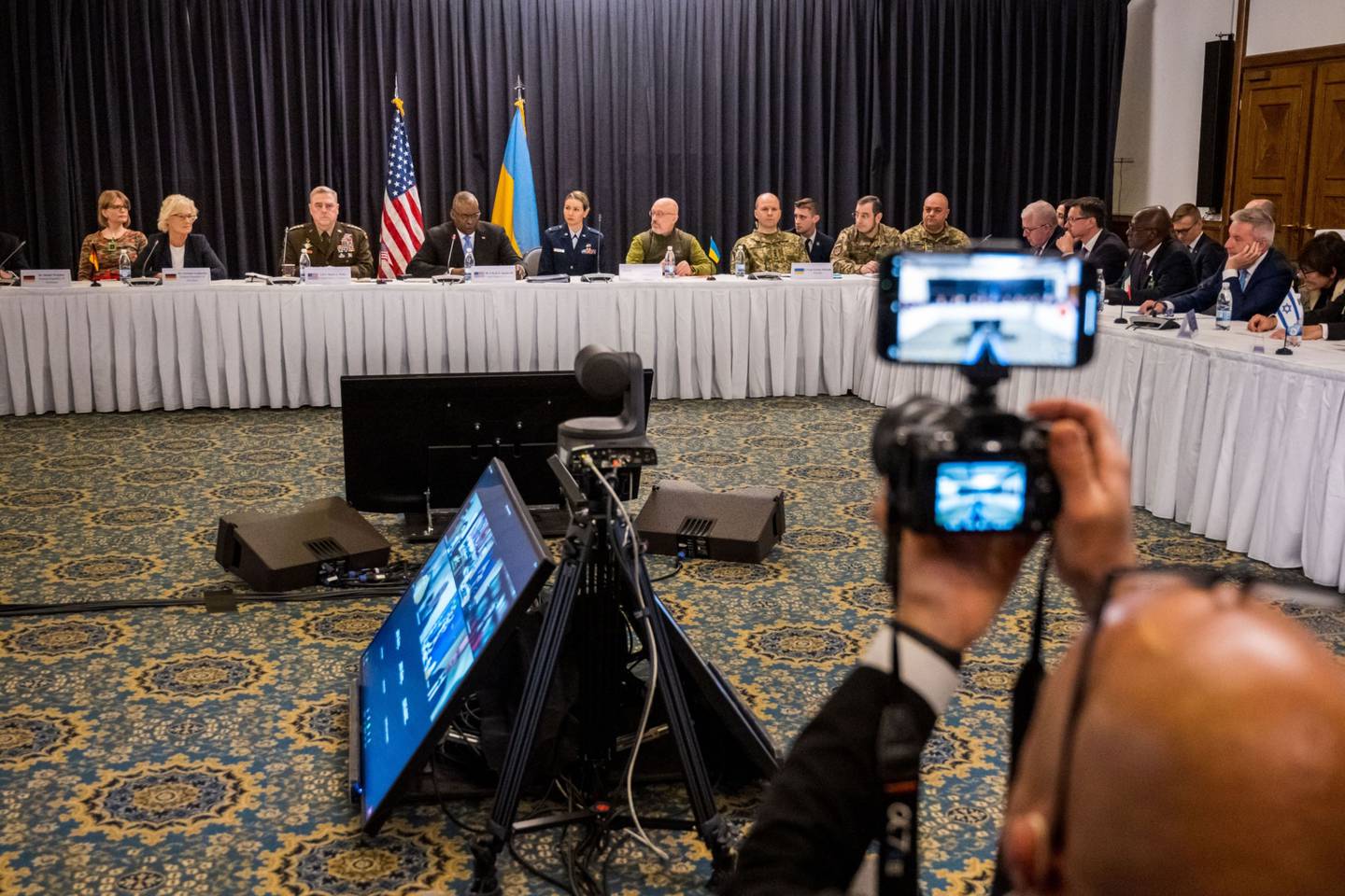 EUA recebe grupo consultivo de segurança da Ucrânia na base aérea de Ramstein