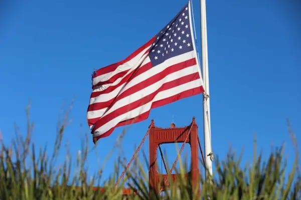 Una bandera estadounidense cerca del puente Golden Gate en San Francisco, California, EEUU, el lunes 23 de enero de 2023.