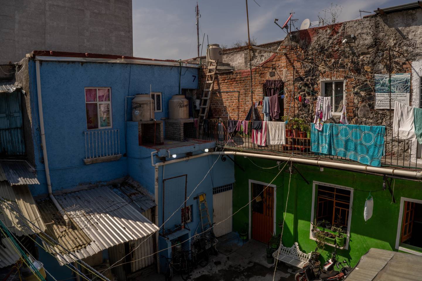 Una vecindad en el barrio La Merced en Ciudad de México. Los patios son puntos focales de la vida comunal y han figurado con frecuencia en la cultura popular mexicana.Fotógrafo: Alejandro Cegarra/Bloombergdfd