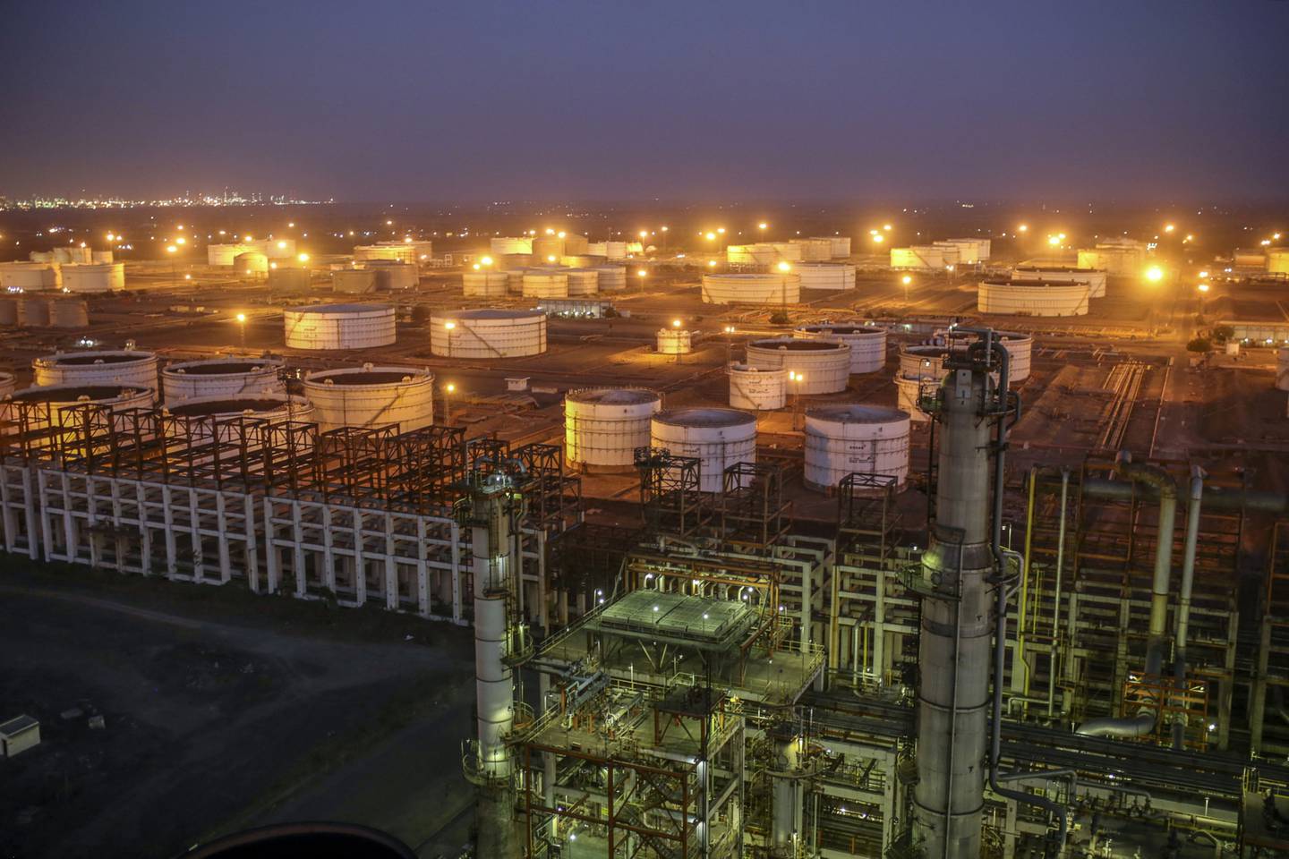 El complejo de la refinería de Vadinar, operado por Nayara Energy Ltd., anteriormente conocida como Essar Oil Ltd. y ahora propiedad conjunta de Rosneft Oil Co. y Trafigura Group Pte., permanece iluminado por la noche cerca de Vadinar, Gujarat, India, el jueves 26 de abril de 2018.