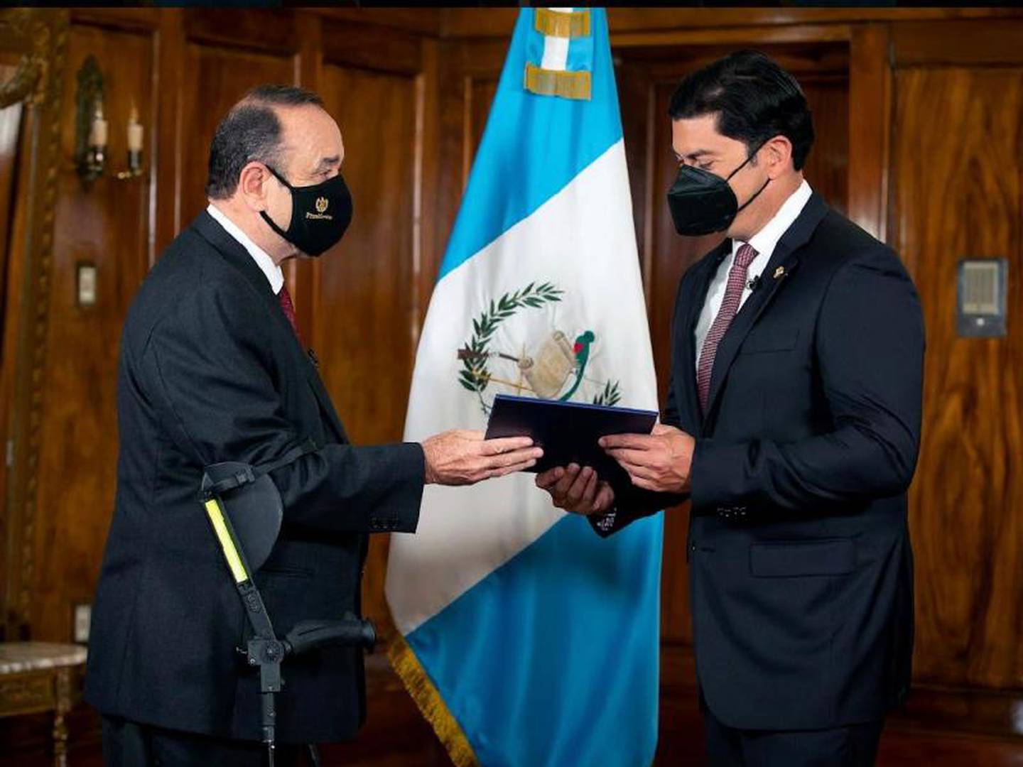 Alejandro Giammattei juramentó a Janio Rosales Alegría como nuevo ministro de Economía.