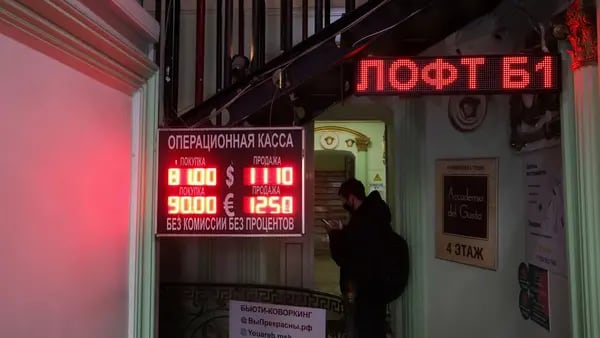 Rublo volta a ser negociado e cai 11% em relação ao dólar na Rússiadfd