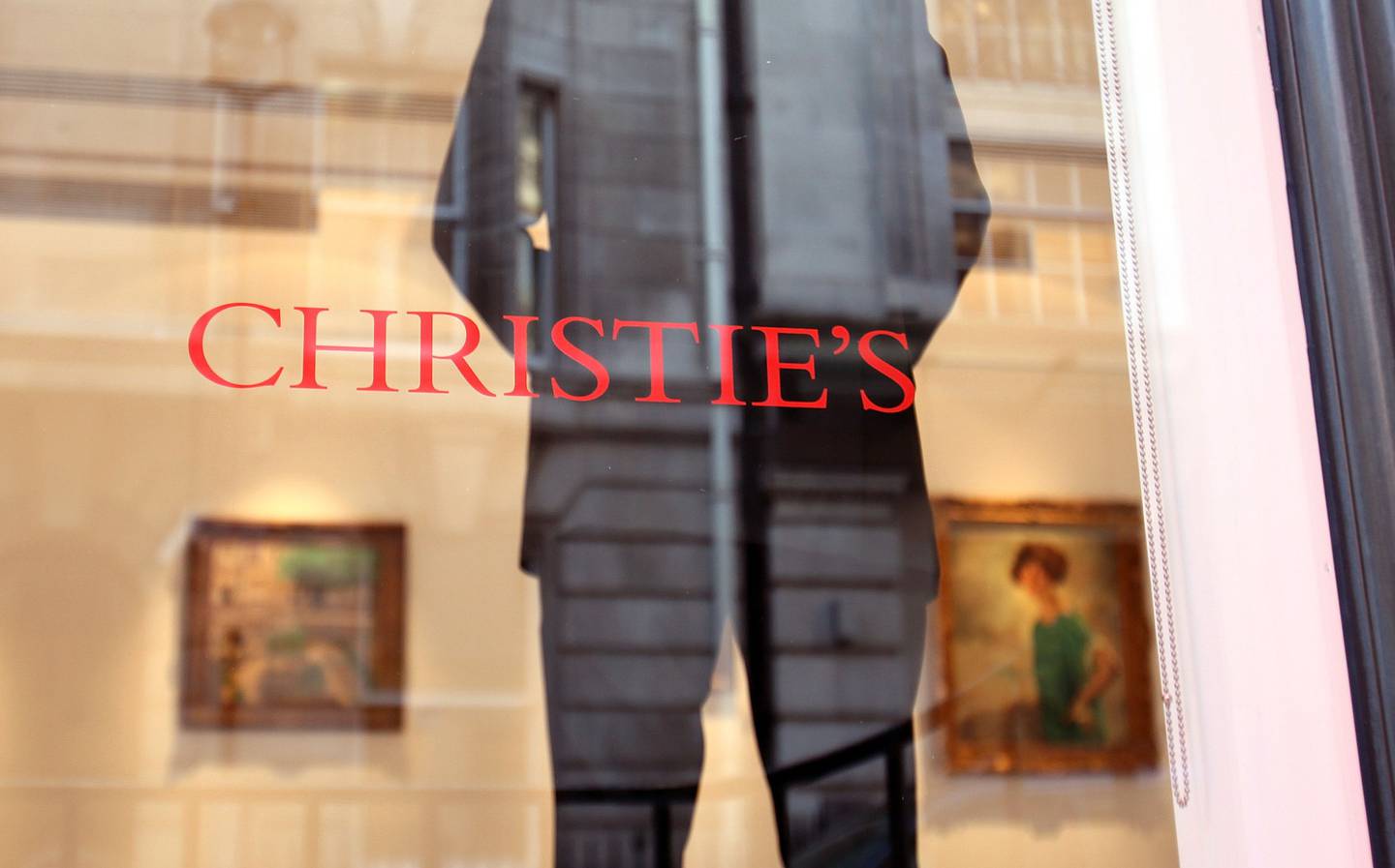 Un empleado en una galería donde se exponen obras de arte para subasta en Christie's International Plc en King Street, Londres, Reino Unid
