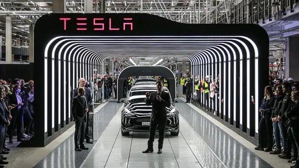 Elon Musk inaugura primeira fábrica na Europa e Tesla volta a valer US$ 1 tridfd