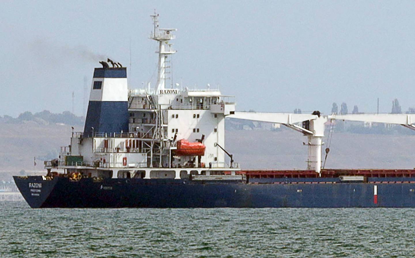 El granelero M/V Razoni, con un cargamento de 26.000 toneladas de maíz, sale del puerto ucraniano de Odessa, camino de Trípoli, Líbano, el 1 de agosto de 2022.