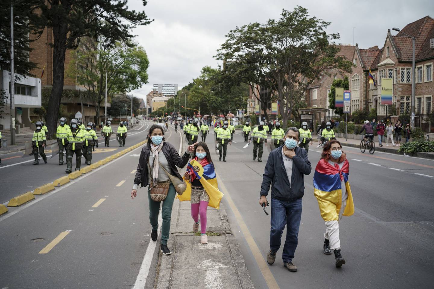 Los manifestantes caminan hacia la Plaza de Bolívar durante una protesta antigubernamental en Bogotá, Colombia, el martes 20 de julio de 2021.