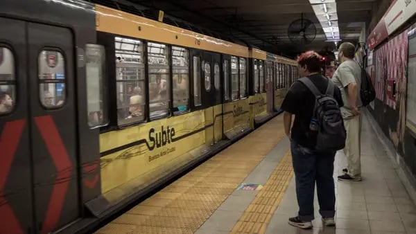 Milei corta subsídios federais e preço do metrô sobe 360% em Buenos Airesdfd