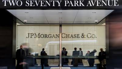 JPMorgan suspende recompra de ações em cenário adverso e papéis recuamdfd