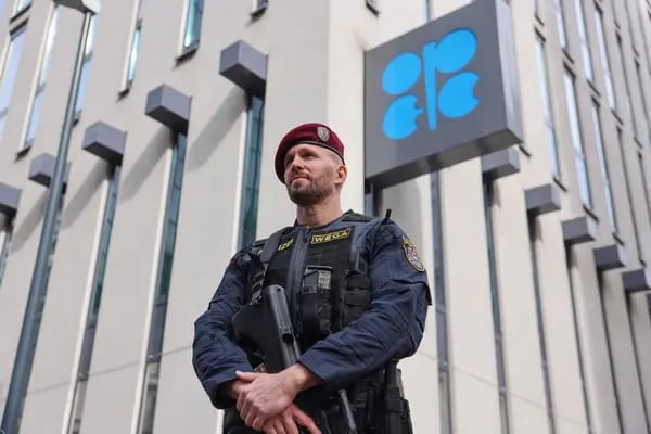 Un agente de policía armado patrulla frente al edificio de la Secretaría de la OPEP antes de la 33ª reunión de la Organización de Países Exportadores de Petróleo (OPEP) y los países no miembros de la OPEP en Viena, Austria, el miércoles 5 de octubre de 2022.