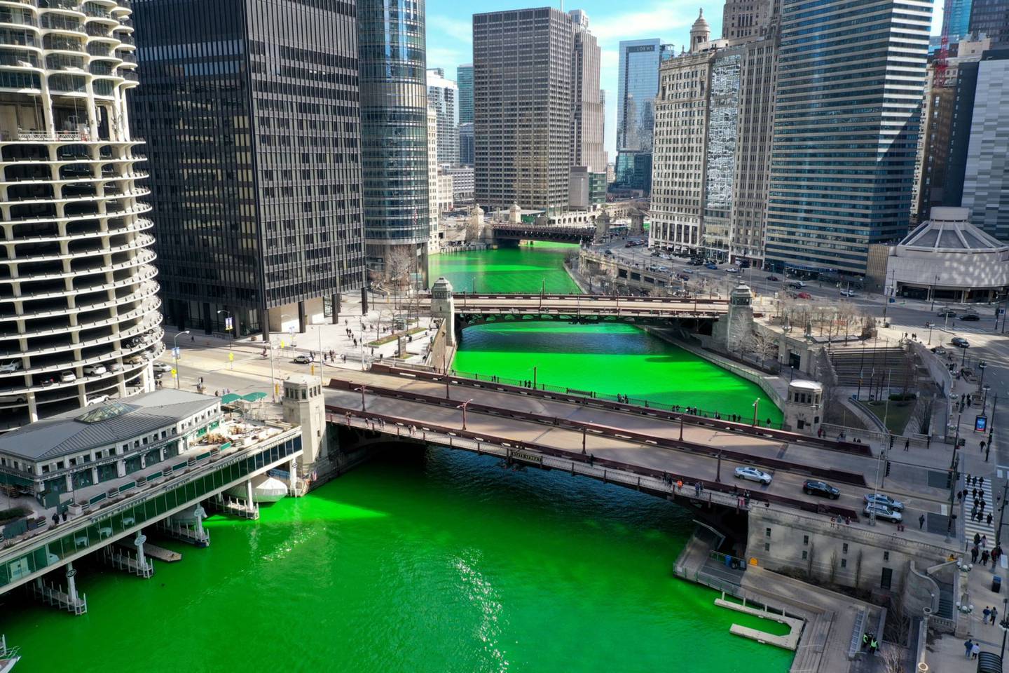 Una imagen aérea tomada con un dron muestra el río Chicago a su paso por el centro de la ciudad después de haberse teñido de verde para celebrar el Día de San Patricio el 13 de marzo de 2021 en Chicago, Illinois.