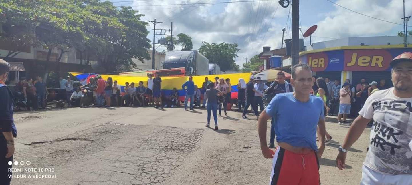 Protestas en el punto de Dos y medio en Puerto Boyacá./ Foto tomada de Twitterdfd
