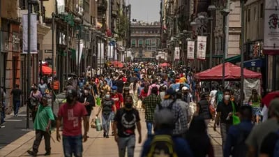 Afluencia de personas sobre la calle Madero en Ciudad de México.
