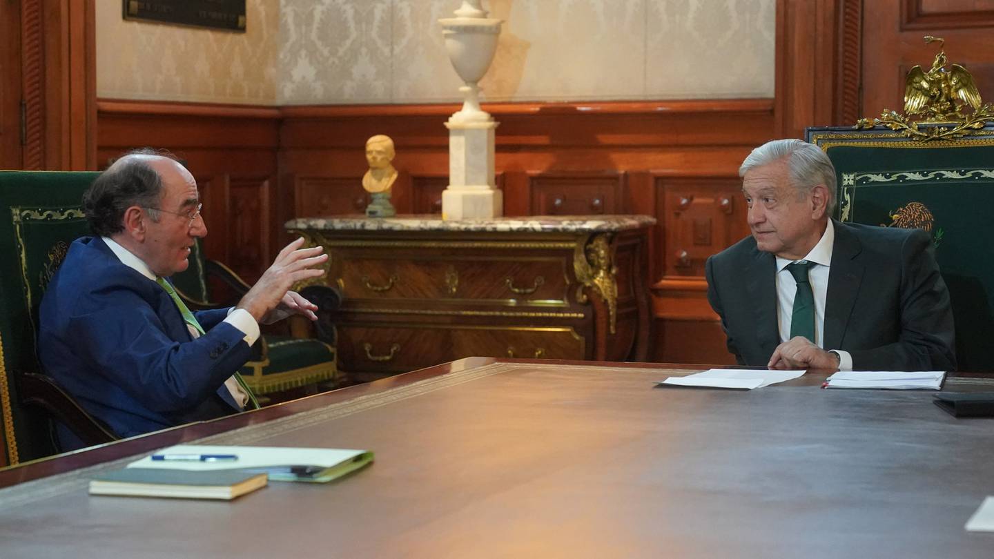 El CEO de Iberdrola, Ignacio Sánchez Galán habla con el presidente Andrés Manuel López Obrador en Palacio Nacional durante el anuncio de la venta de 13 plantas eléctricas de ciclo combinado (Foto: Presidencia).