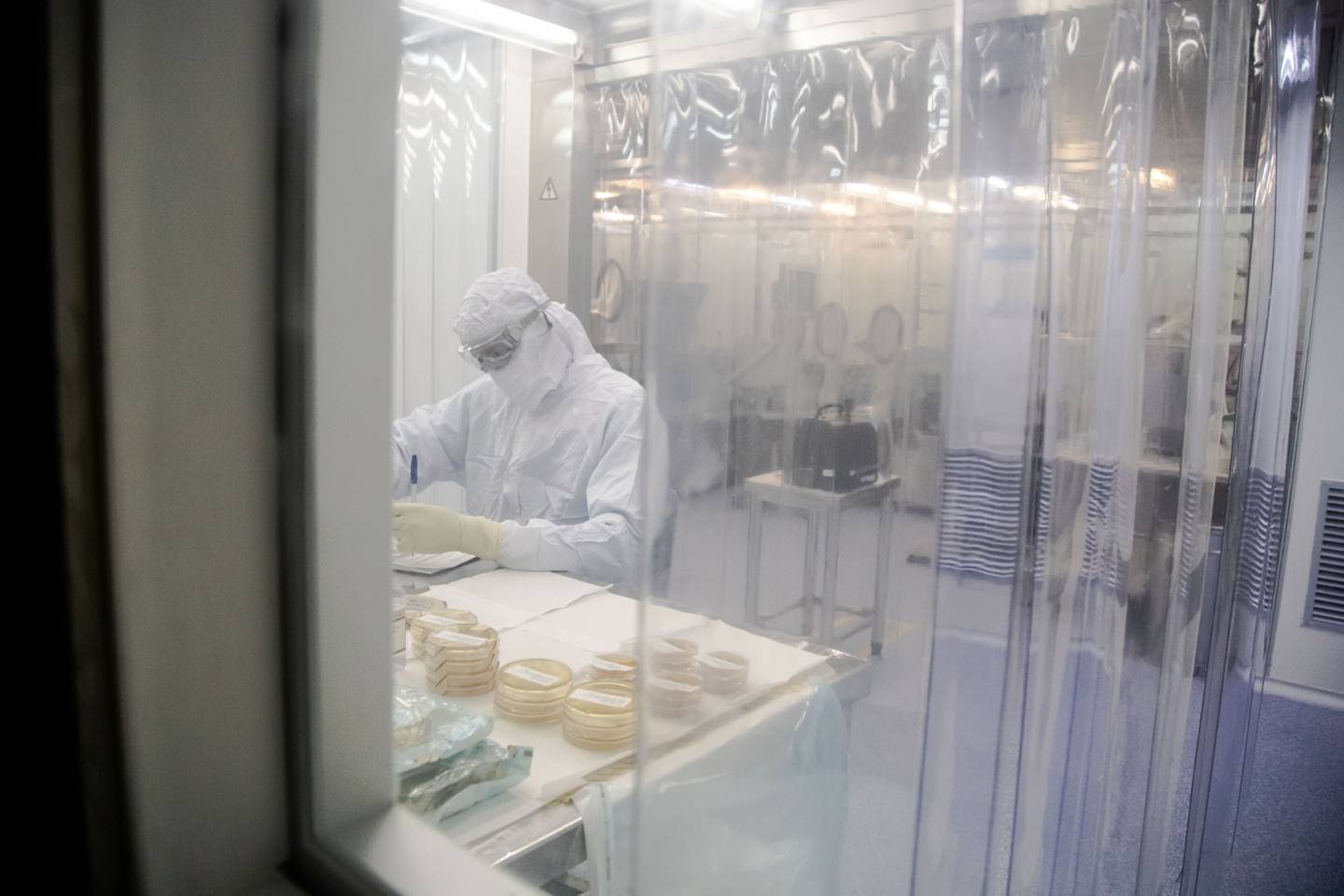 Un técnico de laboratorio en un centro de producción de vacunas contra el Covid-19.