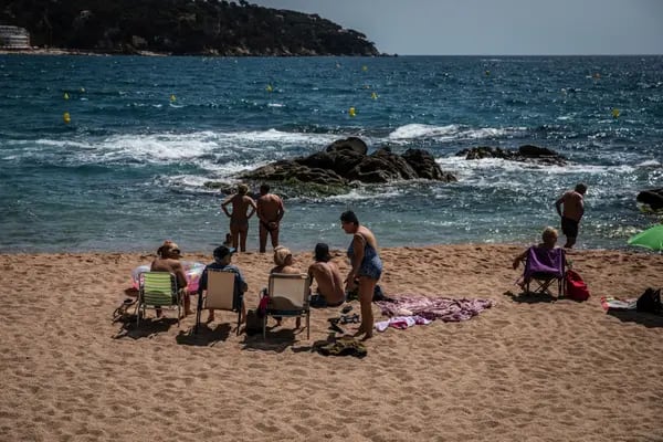 Unos visitantes toman el sol en la playa de Lloret de Mar, España, el sábado 5 de junio de 2021. Fotógrafo: Ángel García/Bloomberg