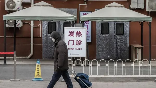 Covid na China dá sinais de desaceleração: mortes e casos graves caem 70%dfd