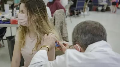Una adolescente recibe una dosis de una vacuna conra el Covid-19