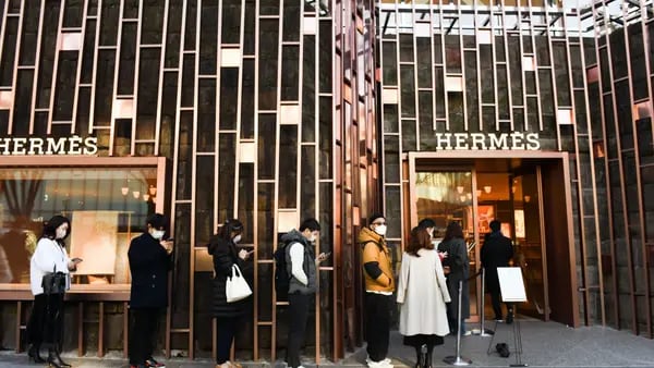 Cazadores de gangas de productos de lujo viajan a Japón: debilidad del yen ofrece grandes descuentosdfd